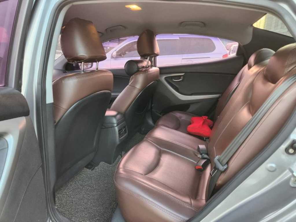 HYUNDAI Avante - Vista 9