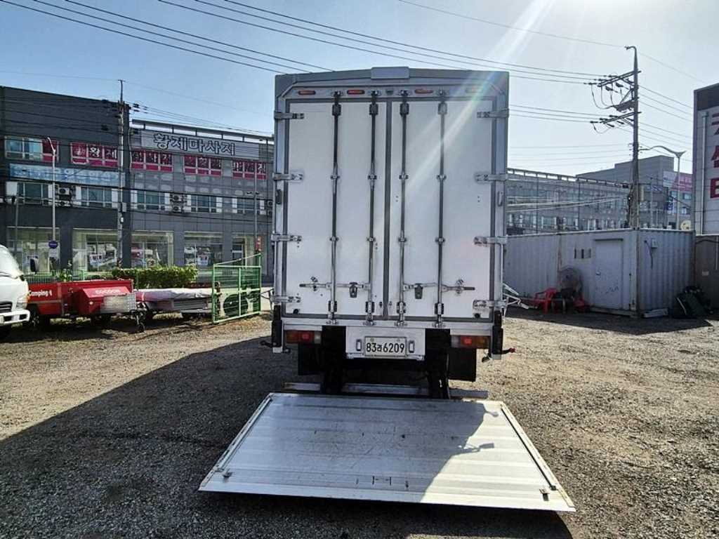 medium and large cargo truck - Vista 9