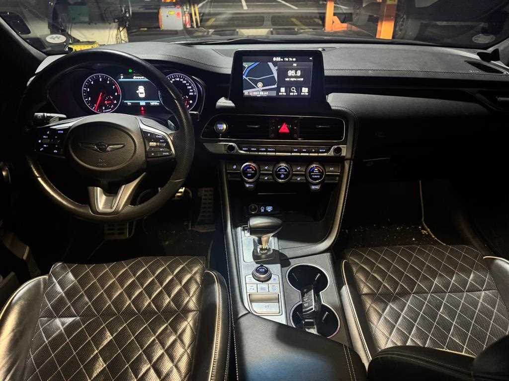Genesis G70 - Vista 10