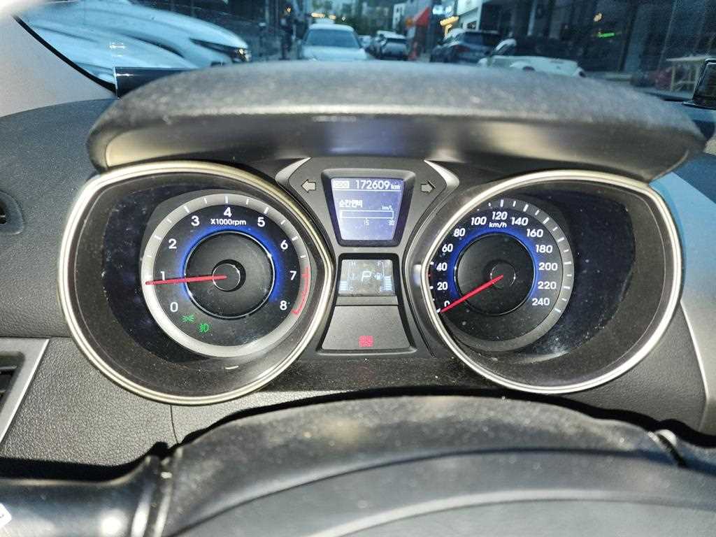 HYUNDAI Avante - Vista 3