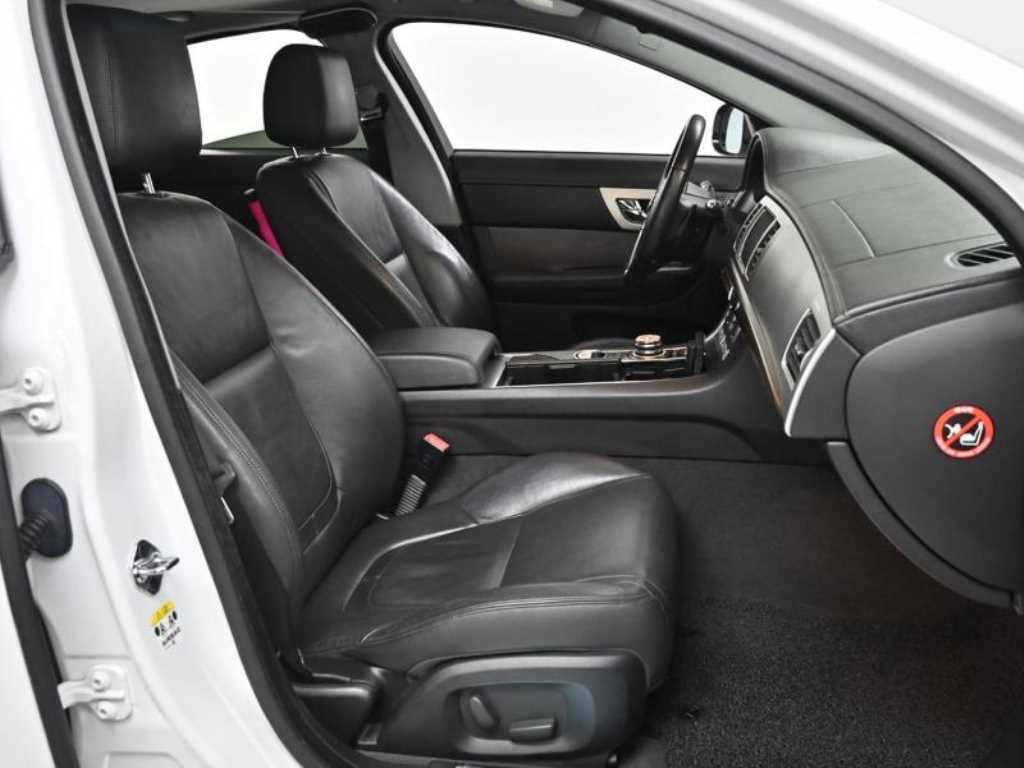Jaguar XF - Vista 10