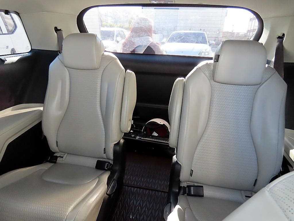 KIA Carnival - Vista 7