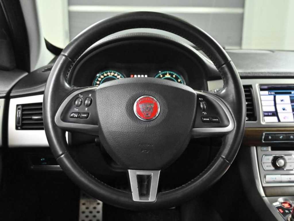 Jaguar XF - Vista 12