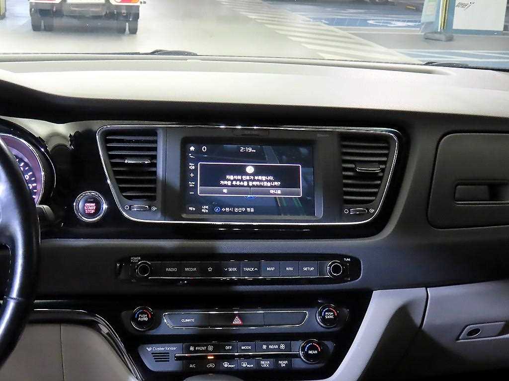 KIA Carnival - Vista 11