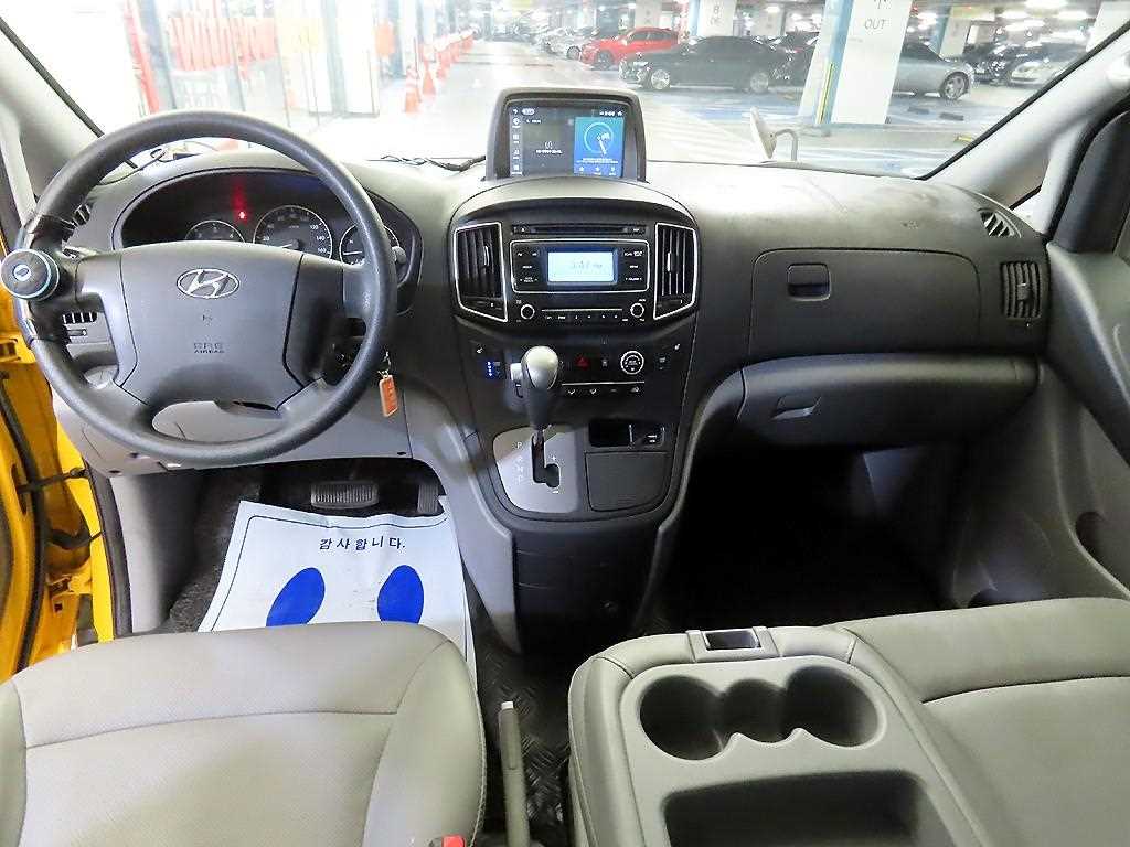 HYUNDAI Starex - Vista 10