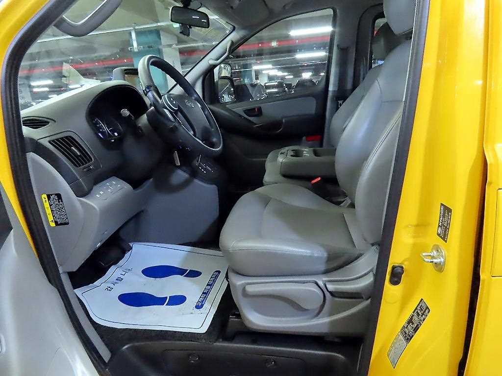 HYUNDAI Starex - Vista 6