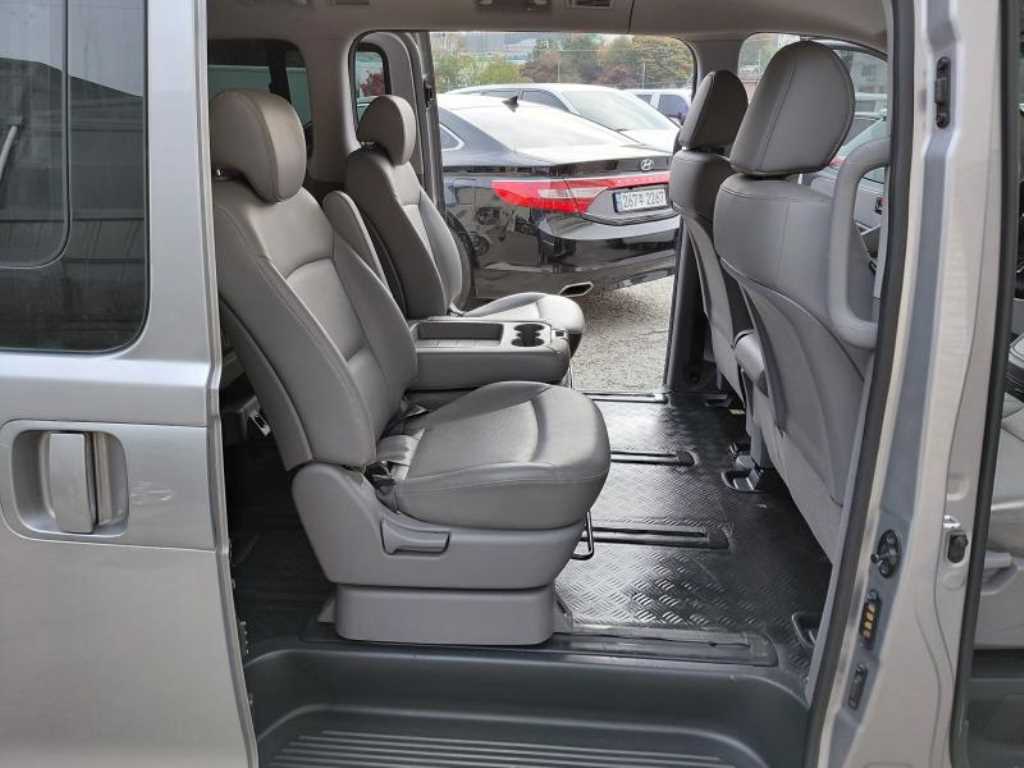 HYUNDAI Starex - Vista 7