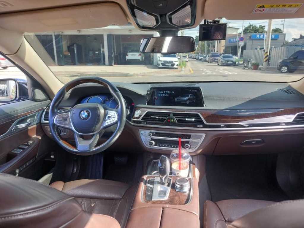 BMW 7 Series - Vista 5