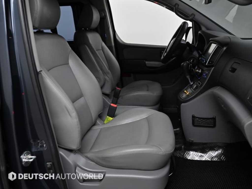 HYUNDAI Starex - Vista 10