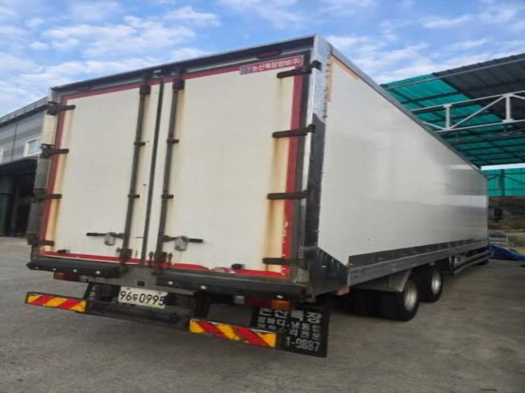 medium and large cargo truck - Vista 4