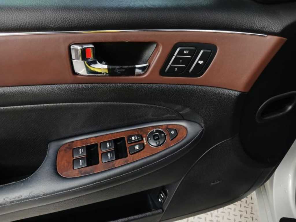 HYUNDAI Genesis - Vista 9