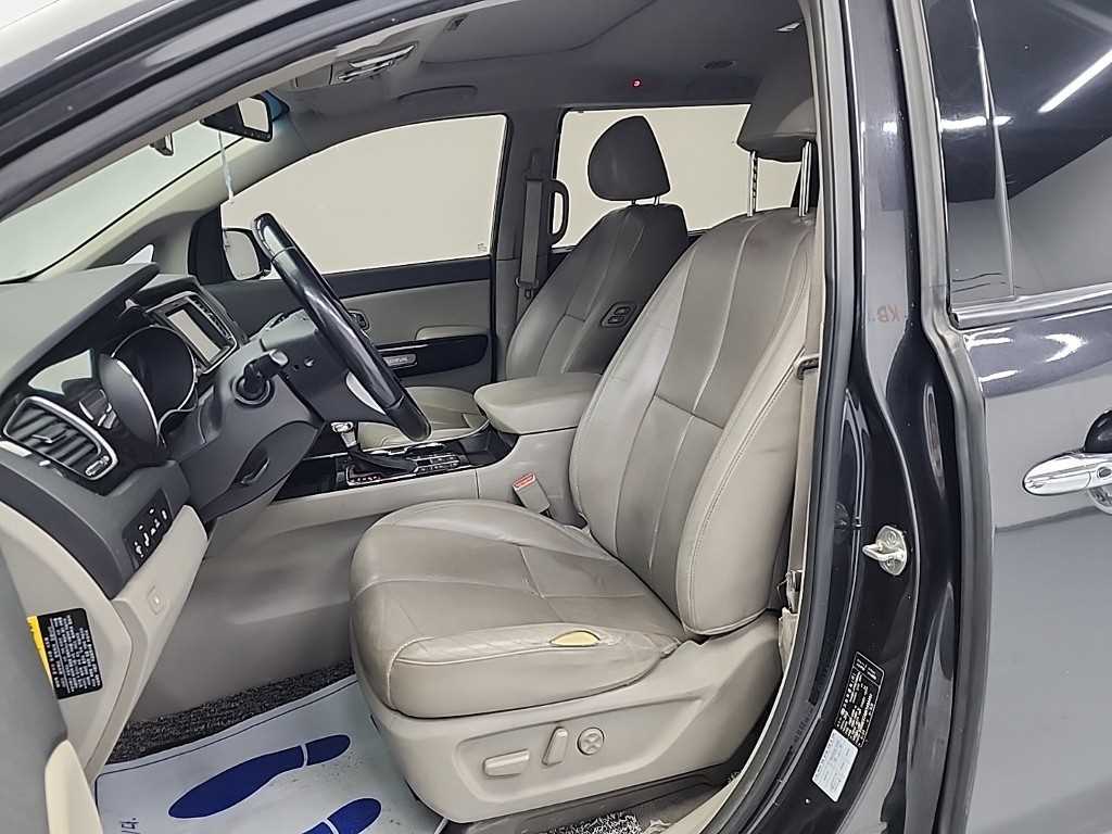 KIA Carnival - Vista 11