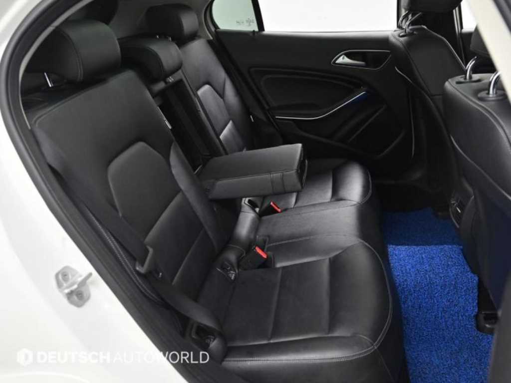 Mercedes Benz GLA Class - Vista 12