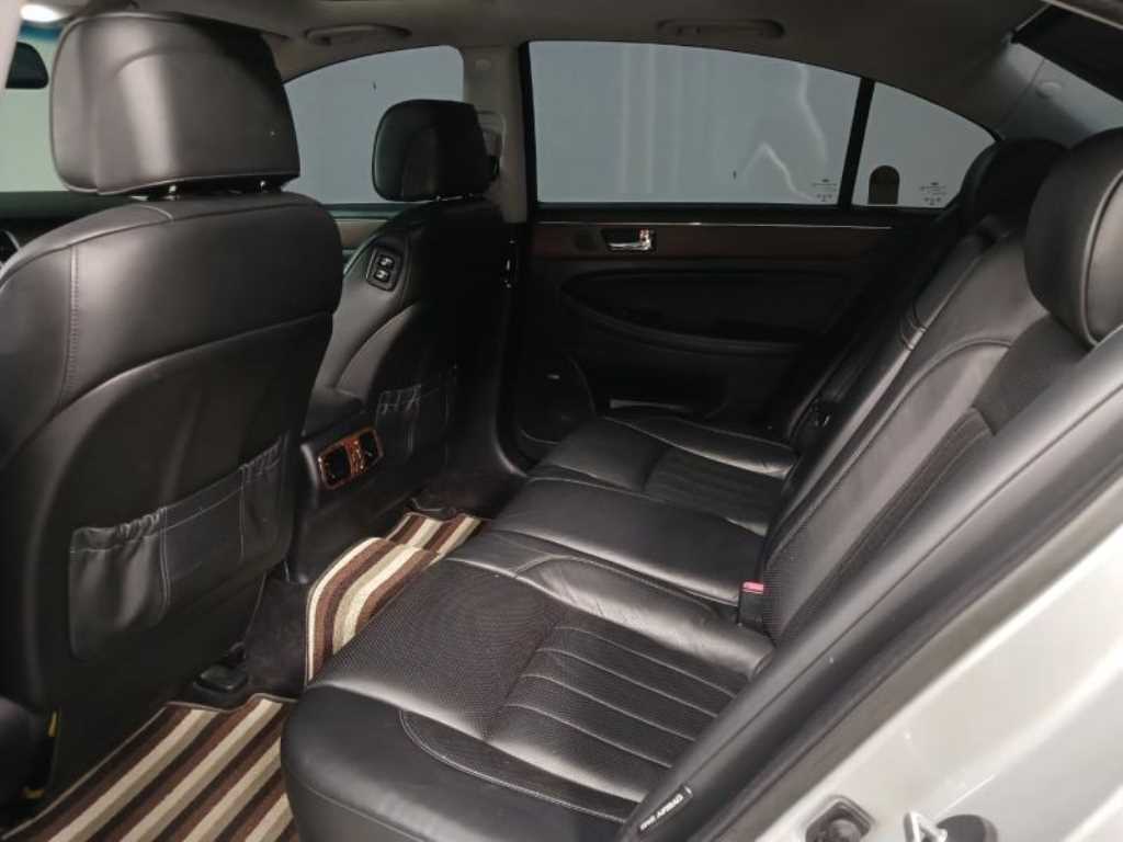 HYUNDAI Genesis - Vista 8