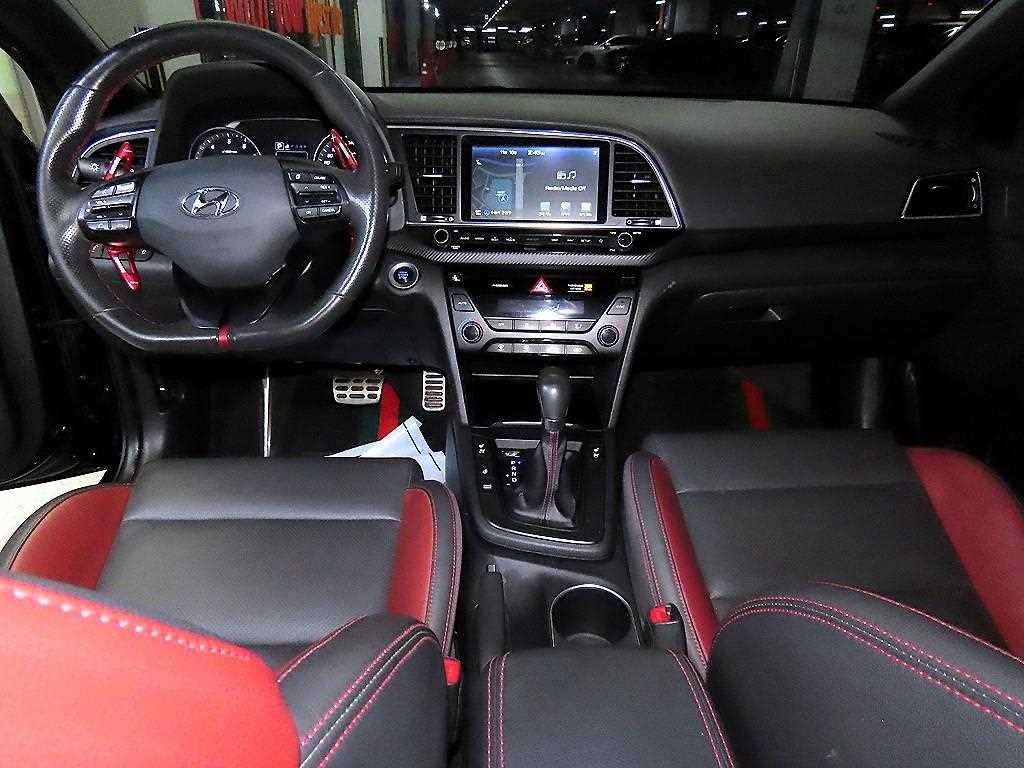 HYUNDAI Avante - Vista 10