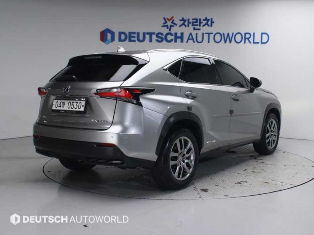Lexus NX - Vista 2