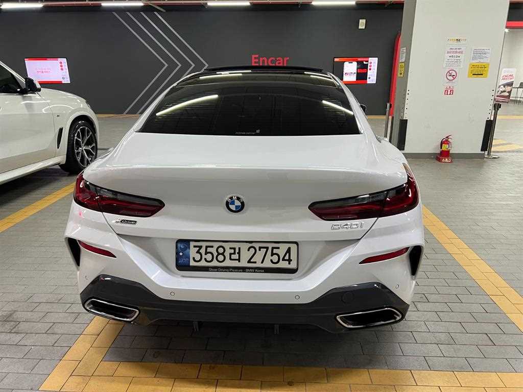 BMW 8 Series - Vista 5