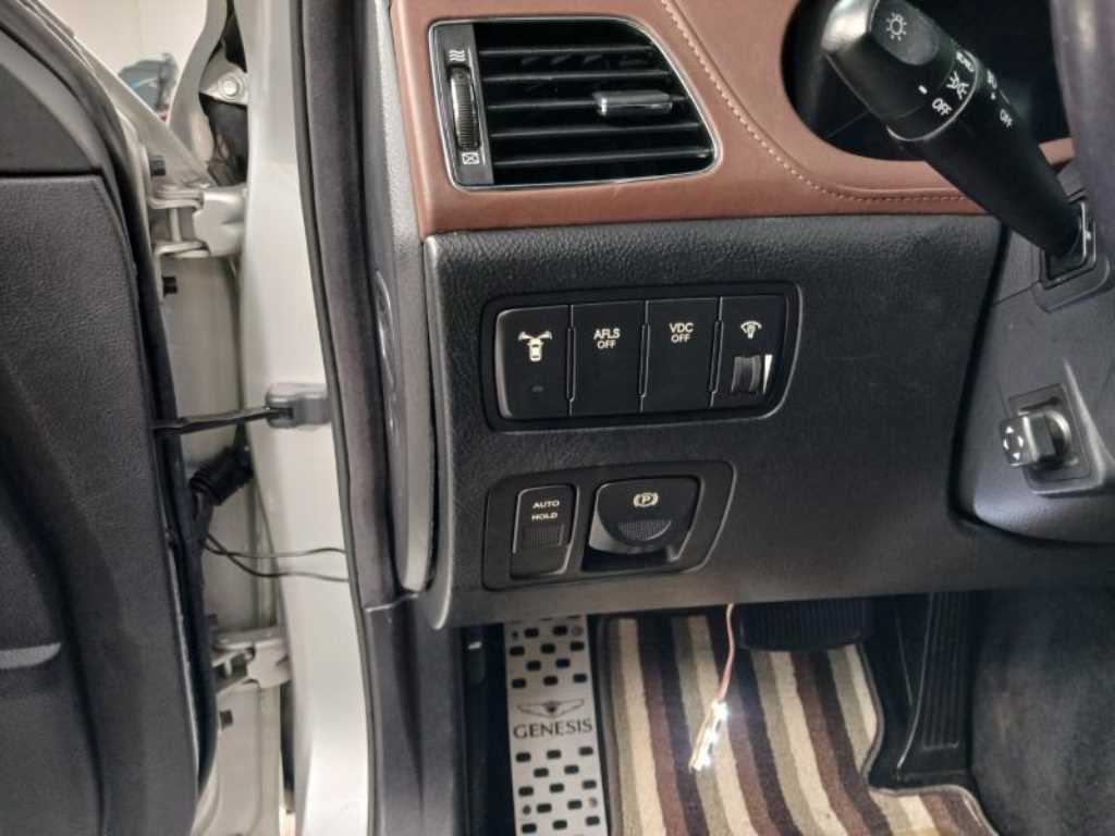 HYUNDAI Genesis - Vista 10