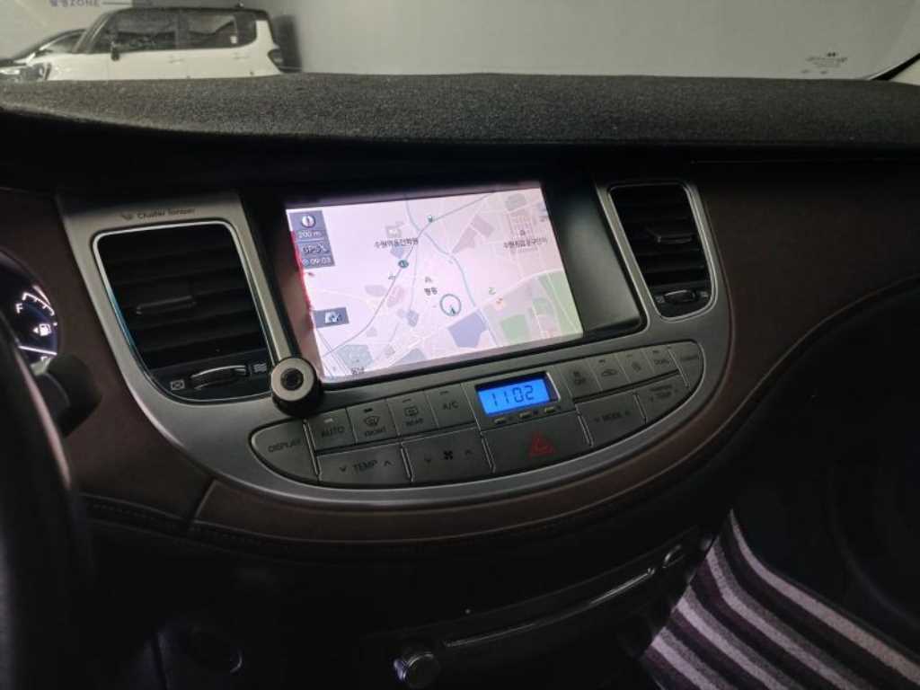 HYUNDAI Genesis - Vista 11