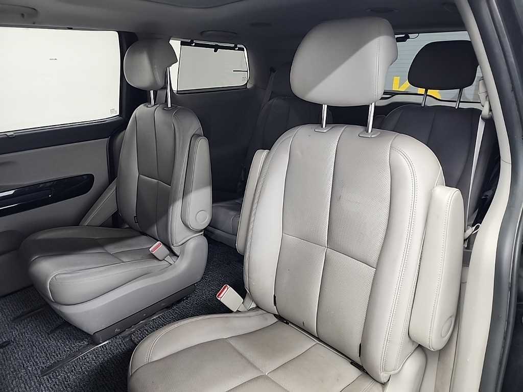 KIA Carnival - Vista 12