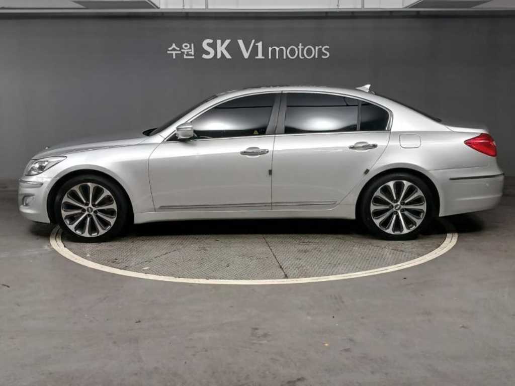 HYUNDAI Genesis - Vista 5