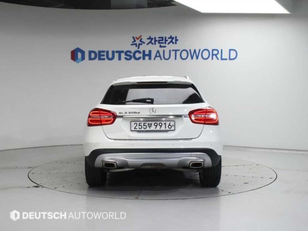 Mercedes Benz GLA Class - Vista 4