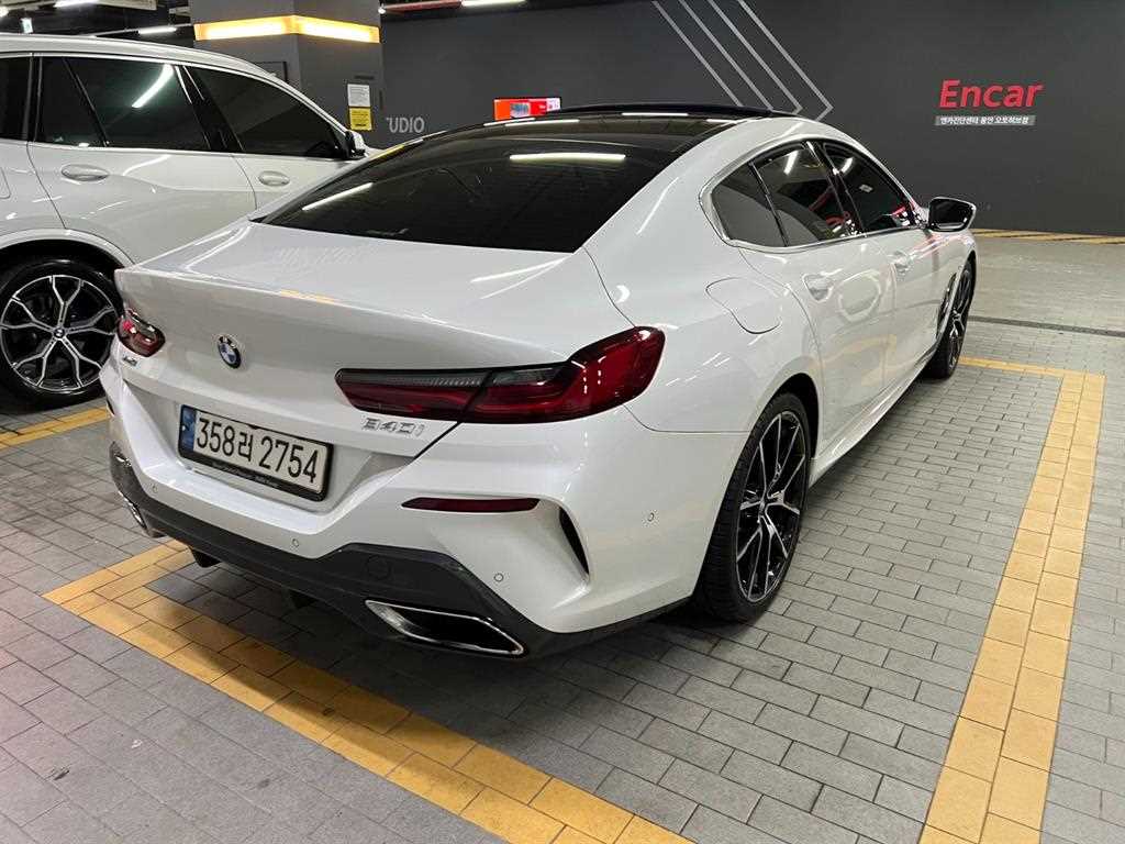 BMW 8 Series - Vista 4