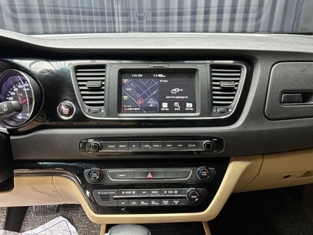 KIA Carnival - Vista 10