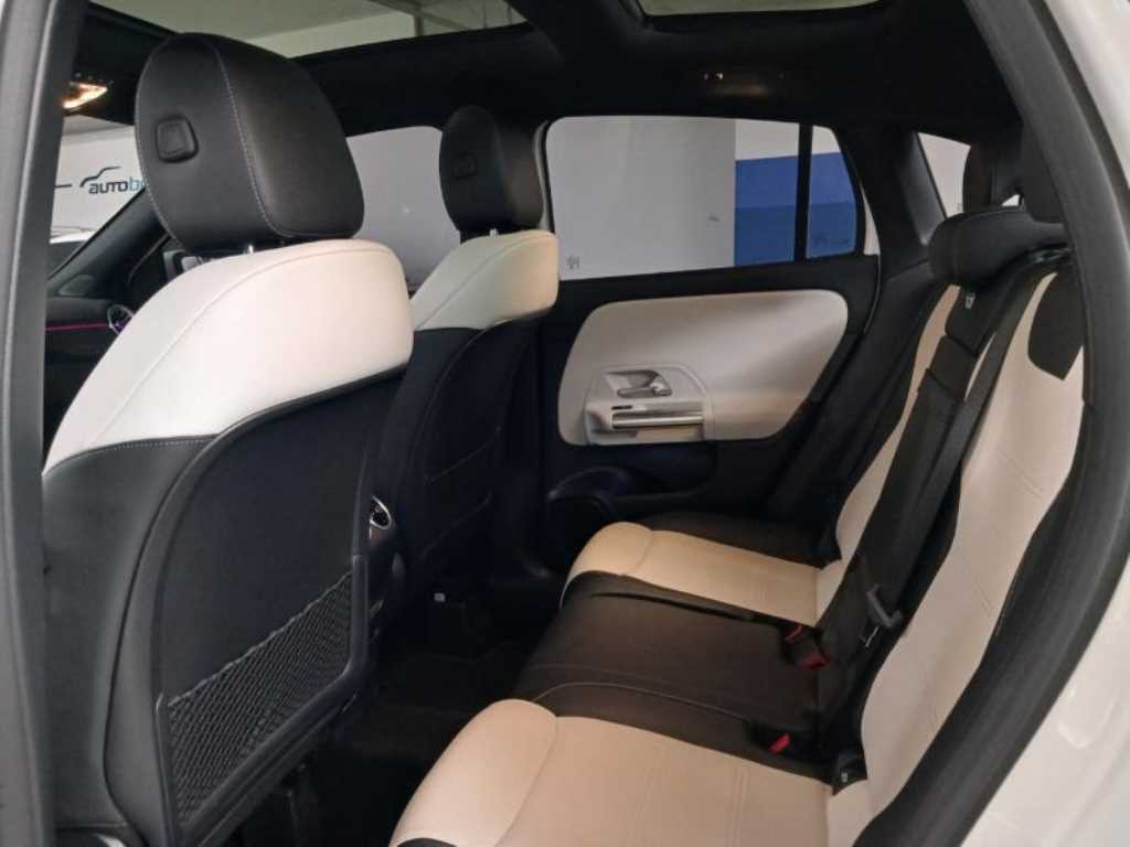 Mercedes Benz GLA Class - Vista 8