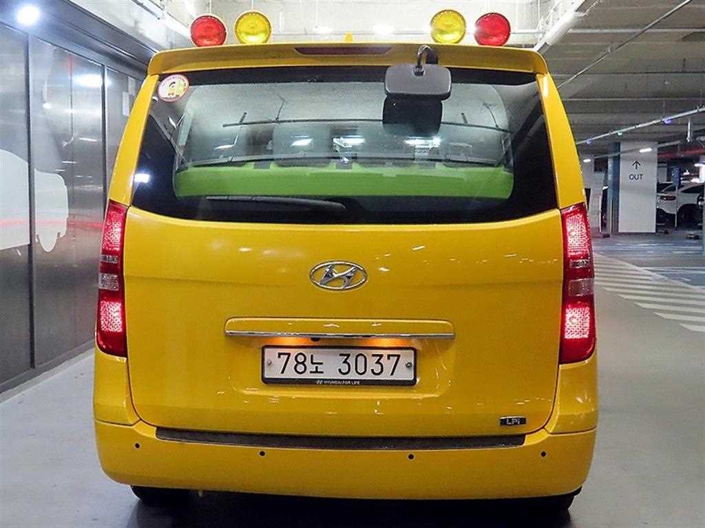 HYUNDAI Starex - Vista 5