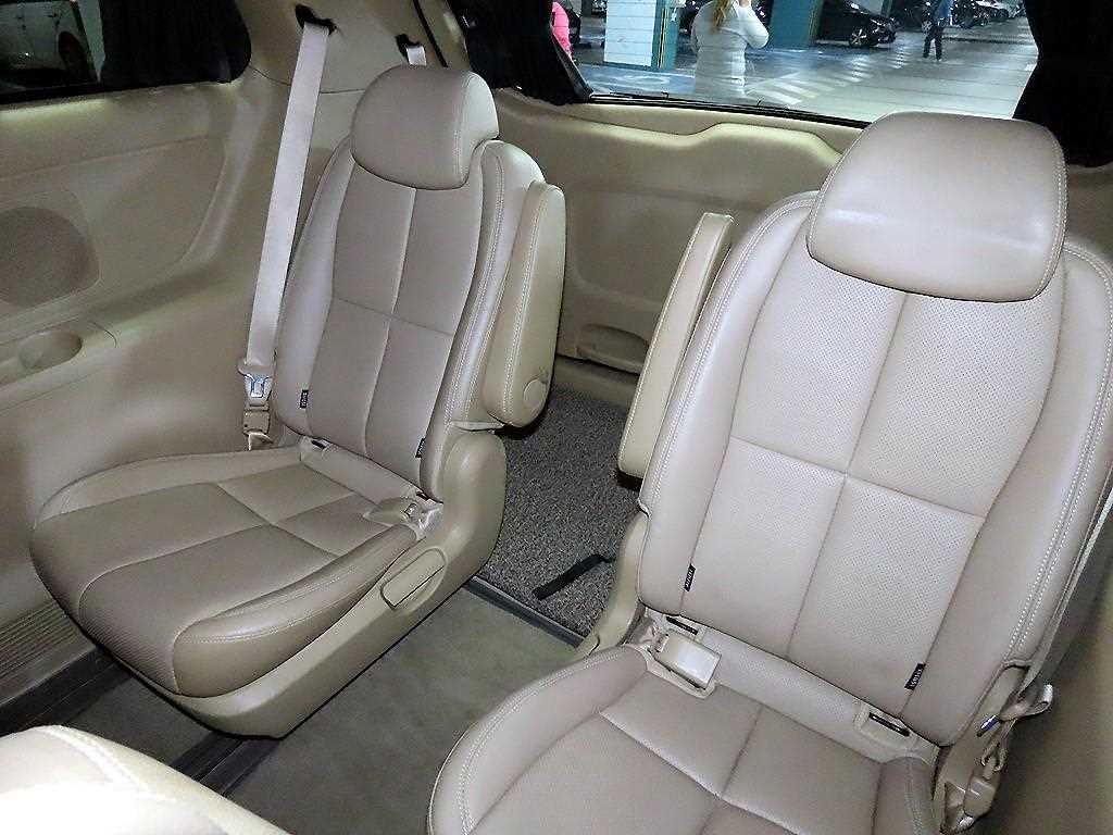KIA Carnival - Vista 8