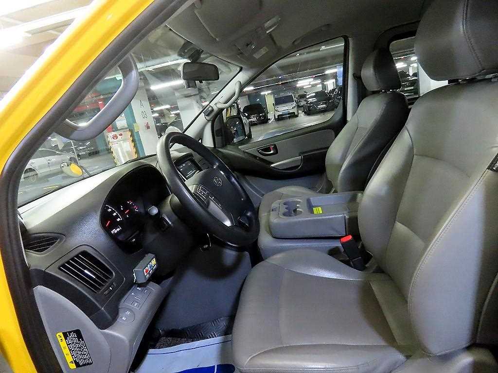 HYUNDAI Starex - Vista 6