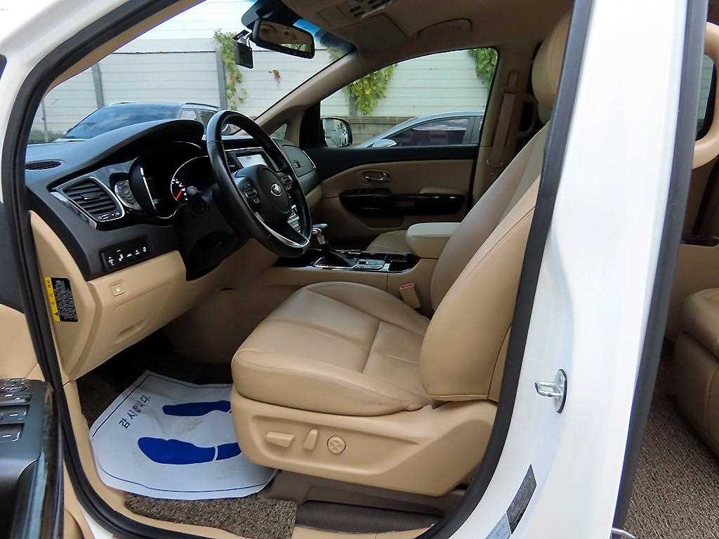 KIA Carnival - Vista 5