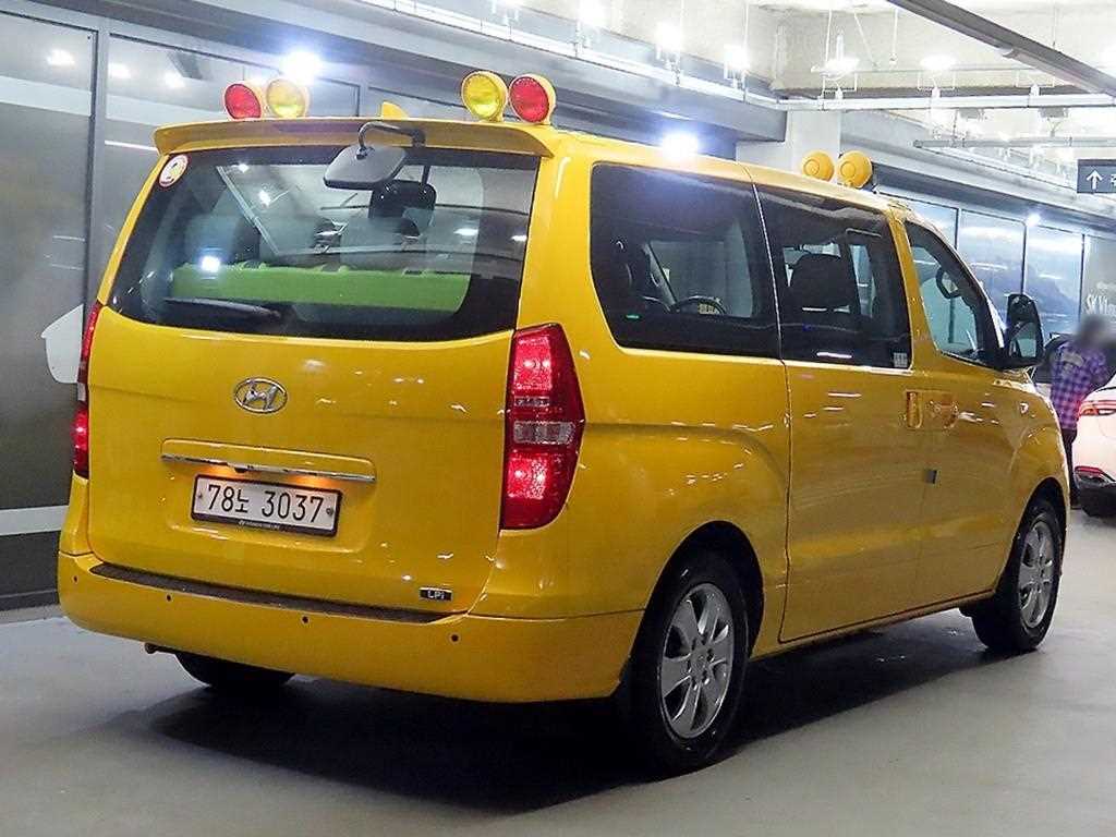 HYUNDAI Starex - Vista 4