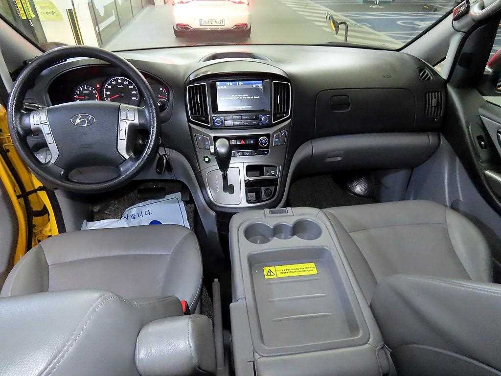 HYUNDAI Starex - Vista 10