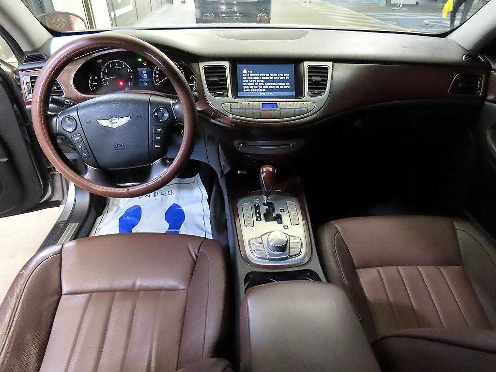 HYUNDAI Genesis - Vista 10