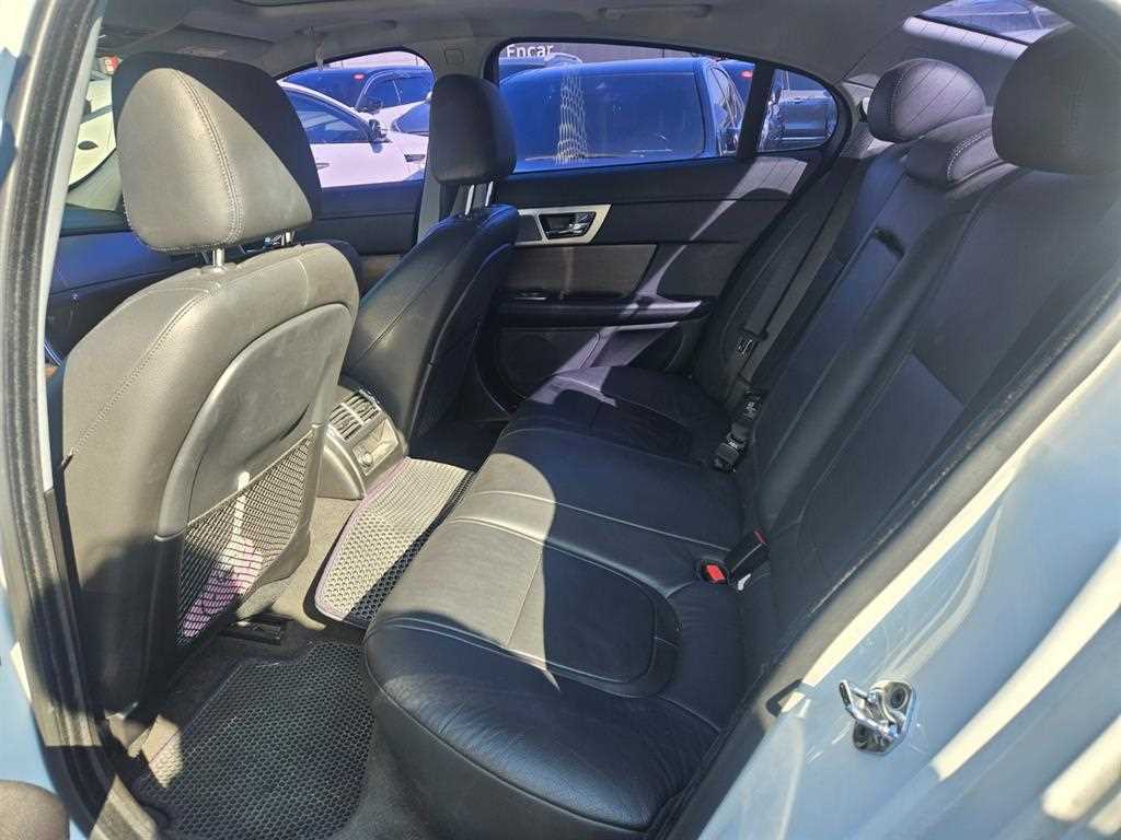 Jaguar XF - Vista 6