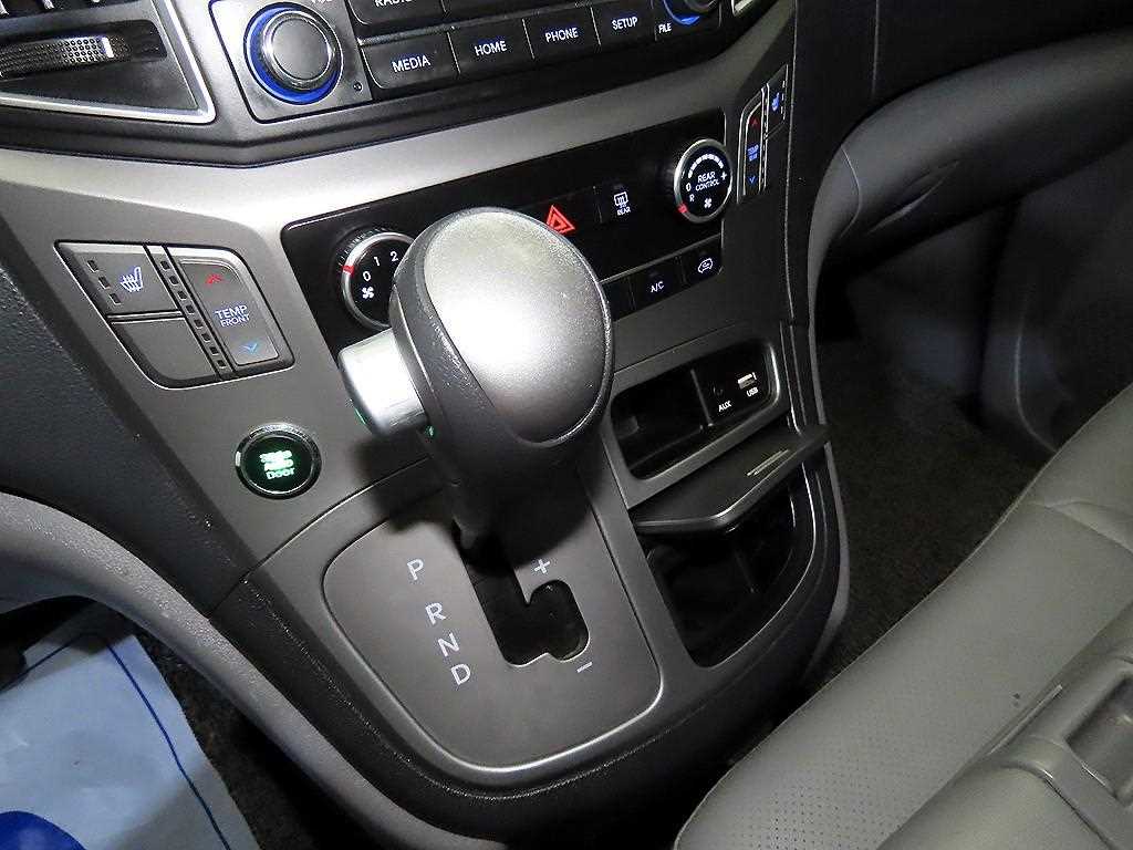 HYUNDAI Starex - Vista 12