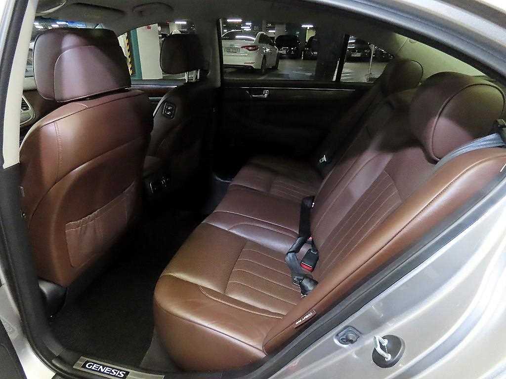 HYUNDAI Genesis - Vista 7