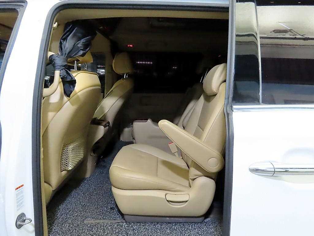 KIA Carnival - Vista 7