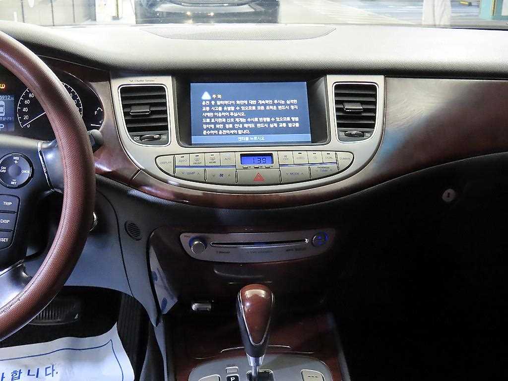 HYUNDAI Genesis - Vista 11