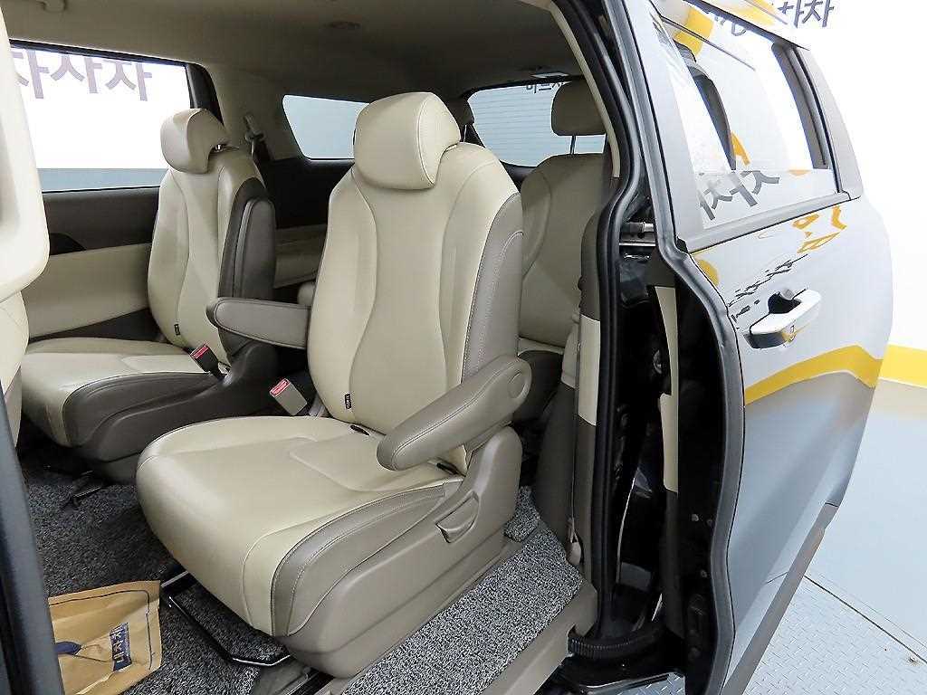 KIA Carnival - Vista 6