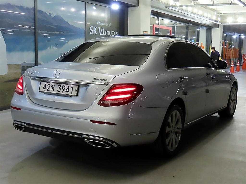 Mercedes Benz E class - Vista 4