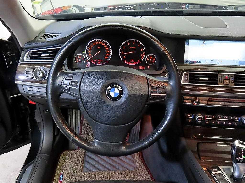 BMW 7 Series - Vista 8