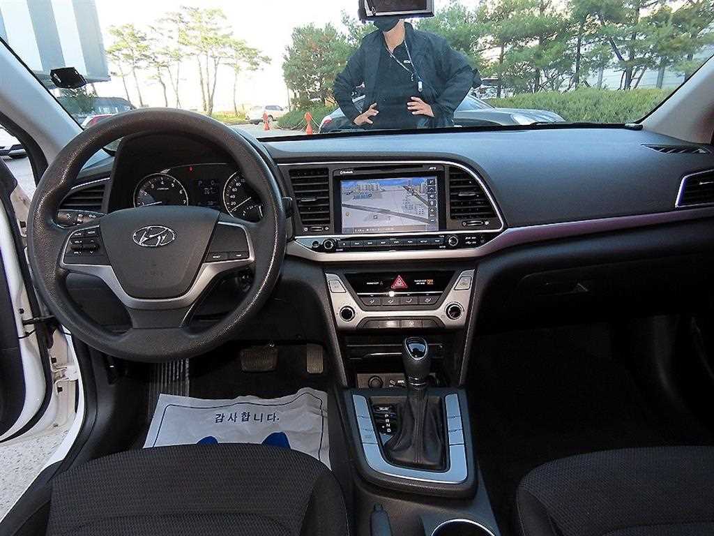 HYUNDAI Avante - Vista 7