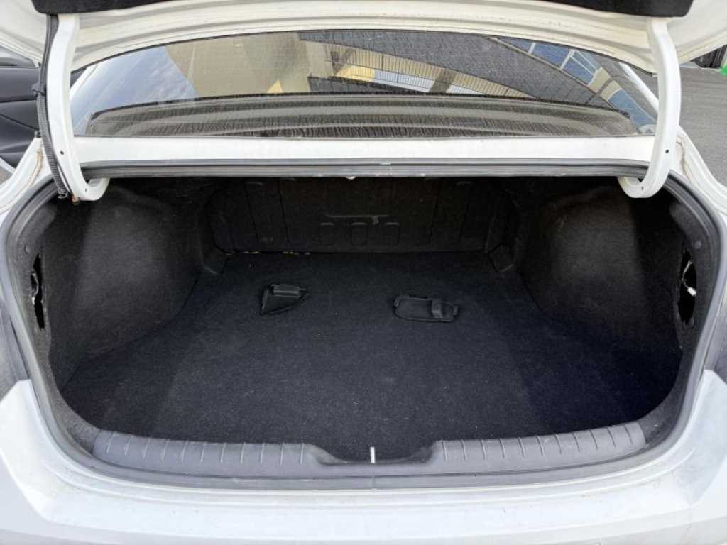 HYUNDAI Avante - Vista 5