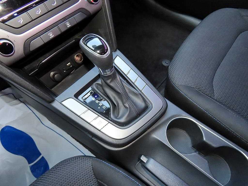 HYUNDAI Avante - Vista 10