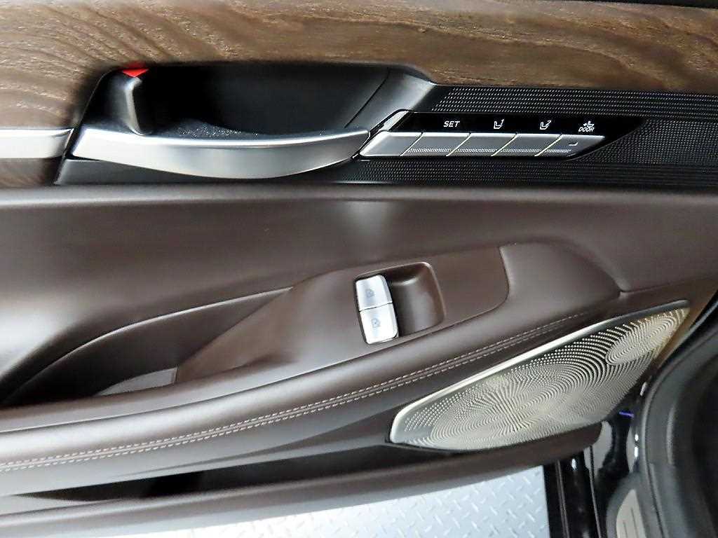 Genesis G90 - Vista 12