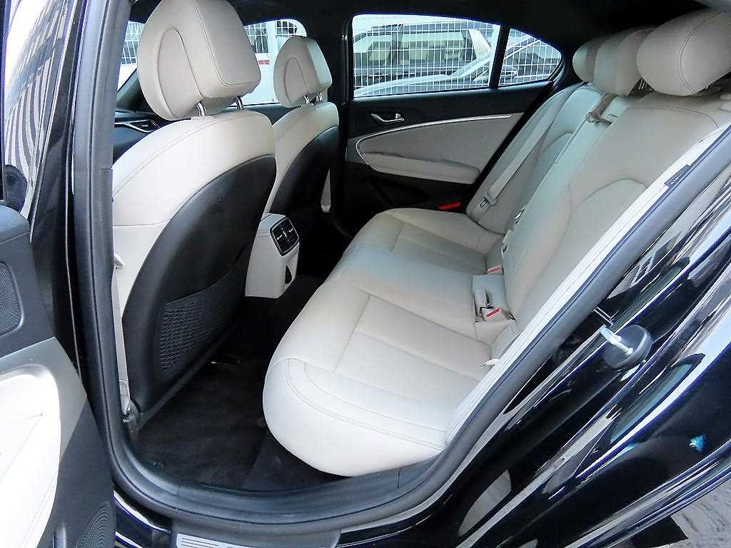 Genesis G70 - Vista 6