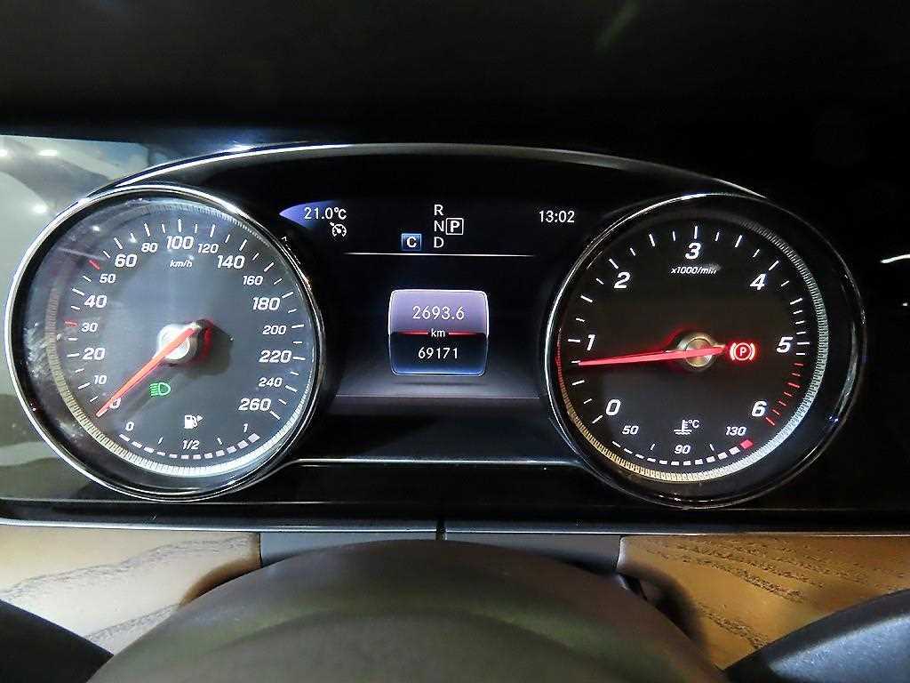 Mercedes Benz E class - Vista 8